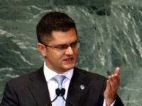 CORAXOV KUTAK: Aleksandar Vučić je uzeo ubojito sredstvo - praćku i Vukom Jeremićem nanišanio tačno u metu ispred njega...