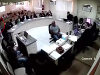 ŠOKANTAN SNIMAK IZ SUDNICE: Usred suđenja izvadio pištolj i počeo pucati na ubicu... (VIDEO)