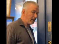 GLUMAC POTPUNO IZGUBIO ŽIVCE: Alec Baldwin izbio mobitel iz ruke ženi koja je vikala na njega (VIDEO)