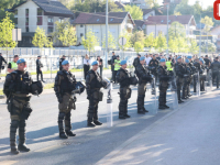 USIJANJE I PRIJE POČETKA DERBIJA: Stotine policajaca ispred stadiona, temeljito pretresaju navijače... (FOTO)