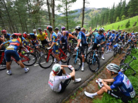 STRAVIČAN SUDAR PREKINUO ETAPU: Tri najbolja biciklista svijeta teško povrijeđena, prevezeni su u bolnicu (FOTO, VIDEO)
