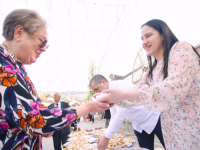 'NASTAVLJAMO TRADICIJU': Gradonačelnica Sarajeva Benjamina Karić dijelila baklave na Baščaršiji (FOTO)