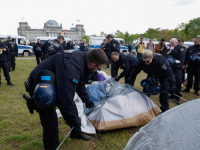 'VLADI VAŽNIJA TRAVA OD PALESTINACA': Berlinska policija uklanja šatore aktivistima ispred njemačkog parlamenta (FOTO)