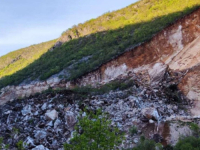 HERCEGOVINA SE ZATRESLA: Pogledajte zastrašujući snimak odrona u kamenelomu u mostarskom naselju Bijela (VIDEO)