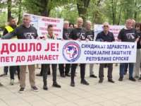 BURNO U BANJOJ LUCI: Radnici u zdravstvu na protestima, traže veće plate i bolji status (VIDEO)