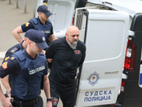OPSADNO STANJE U BANJOJ LUCI ZBOG OPASNOG KRIMINALCA: Sudska policija dovezla UBICU Dalibora Čambera u Dom zdravlja (VIDEO)