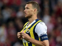 ODGOVOR NA REAKCIJU S TRIBINA U PIREJU: Edin Džeko se svađao s grčkim navijačima pa im pokazao zastavu Turske