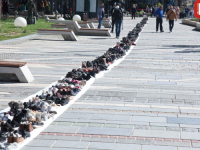 'SB' NA 'STAZI SJEĆANJA': Cipele za ubijene građane opkoljenog Sarajeva kojih više nema duž cijele ulice... (FOTO)
