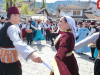 'SB' NA ULICAMA SARAJEVA: Folklorna društva prigodnim programom povodom Dana Grada Sarajeva razveselili građane igrom i plesom (FOTO)