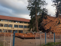 RADNICI U PONOĆ DOTRČALI DA SPASE ŠTO SE SPASITI DA: Olujni vjetar uništio krov gimnazije u Gračanici (VIDEO)