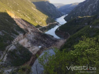 STRAVIČNI PRIZORI NA PUTU SARAJEVO - MOSTAR: Veliki odron na cesti zatrpao dva auta