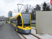 JEDAN POTPUNO NEMANGUPSKI POTEZ:  Izvjesni 'EDO' urezao svoje ime na nove tramvaje ni sedmicu nakon što su pušteni u saobraćaj (VIDEO)