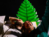 NJEMAČKA LEGALIZIRALA KANABIS: Građani proslavili masovnim pušenjem 'trave' u centru Berlina