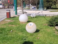 NEMA VIŠE GOSPODE U SARAJEVU: Vandali oštetili sijalice u Velikom parku, Mandić ih ogorčen nazvao 'ljudima bez mozga, stida i srama' (FOTO+VIDEO)