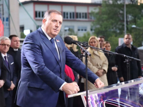 TUŽNO, UVREDLJIVO, BAHATO: Dodikov miting 'Srpska te zove' bez uticaja na donošenje Rezolucije o Srebrenici