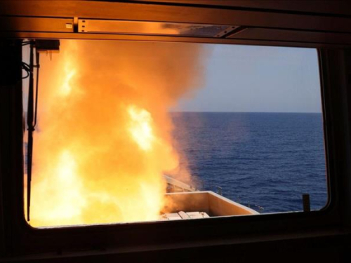 DRAMATIČNO NA BLISKOM ISTOKU: Huti pogodili tanker u Crvenom moru, oborili američki dron...