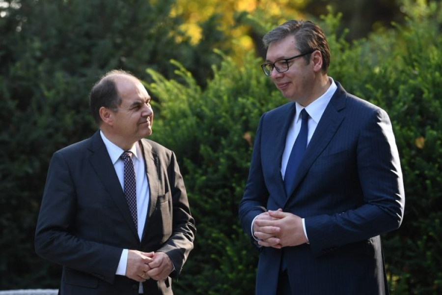 NA STOLU SU VRUĆE TEME: Vučić i Schmidt danas se sastaju u Beogradu | Slobodna  Bosna