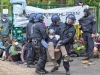 DEMONSTRANTI SE ISPRED TESLINE TVORNICE SUKOBILI S POLICIJOM: Pokušali ući u pogon (VIDEO)