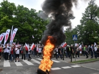 HILJADE POLJAKA NA ULICAMA VARŠAVE: Protestuju zbog zelene politike EU-a . 'Nek' Bruxelles jede crve, mi ćemo radije...'