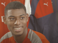 UZNEMIRUJUĆI PRIZORI Bivši igrač Arsenala bio deset minuta bez svijesti na terenu, hitno prebačen u bolnicu