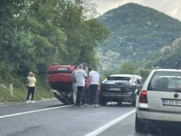SAOBRAĆAJNA NESREĆA NA BRADINI: Automobil se prevrnuo na krov, formirane duge kolone vozila (FOTO)