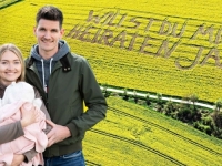 LJUBAVNA PRIČA KOJA JE OČARALA SVE: Zaprosio djevojku na posve neobičan način (VIDEO)