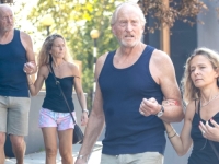 KAO OD MAJKE ROĐENI: Slavni glumac uhvaćen na nudističkoj plaži s djevojkom (FOTO)