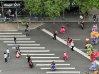 'SB' PATROLA NA DANCE FESTIVALU U NEW YORKU: Rasplesane povorke defiluju Šestom avenijom, pogledajte zanimljive kreacije (FOTO, VIDEO)