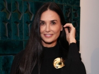 PLAVO I CRVENO: Demi Moore u istoj večeri nosila dvije glamurozne haljine, koja je bolja? (FOTO)