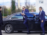 KAKO NA LUKSUZNE AUTOMOBILE POLITIČARI TROŠE NAŠ NOVAC: Vozilo mora imati masažu sjedišta, TV i unutrašnjost crne boje