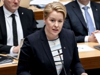 UŽAS U NJEMAČKOJ: Novi brutalni napad na političare, muškarac nasrnuo na bivšu gradonačelnicu...