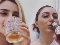 FAZLIJIN HIT UZ MORBIDNU OBJAVU: Kćerka ubijene Iranke proslavila Raisijevu smrz uz alkohol i hit 'Helikopter'?