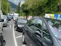 NAORUŽAJTE SE STRPLJENJEM: Nesnosne saobraćajne gužve u Sarajevu, vozači na rubu živaca (VIDEO)