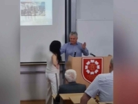 SKANDAL NA PROMOCIJI DIPLOMACA: Profesoru nisu dopustili da održi govor, na kraju intervenisala policija... (VIDEO)