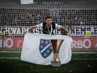 NOĆ ZA PAMĆENJE: Gazibegović osvojio Kup Austrije pa pozirao uz zastavu s ljiljanima