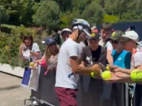 DUHOVIT POTEZ NOVAKA ĐOKOVIĆA: Fanovima potpisivao autograme s kacigom na glavi (VIDEO)