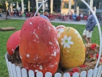 U BANJOJ LUCI OŠTEĆENE TEK POSTAVLJENE VASKRŠNJE DEKORACIJE: Iz Gradske uprave...