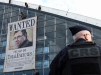 PRITISAK NA PROIZVOĐAČE NAFTE: Aktivisti Greenpeacea popeli se na sjedište 'Totala' u Parizu