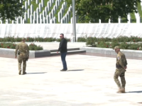 DJELUJU PREVENTIVNO: Pojačano prisustvo policije u Potočarima, Memorijalni centar otvoren za posjetioce (FOTO)