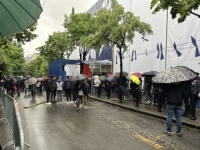 SRBIJA OBILJEŽAVA TUŽNU GODIŠNJICU MASAKRA U 'RIBNIKARU': Ispred škole postavljena instalacija sa imenima žrtava