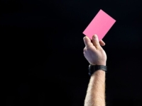 NOVOST NA FUDBALSKIM UTAKMICAMA: Uvodi se roza karton, a evo šta on predstavlja