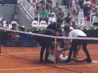 SKANDAL U RIMU: Demonstranti upali na teren, prekinut meč (VIDEO)