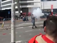 SLAVLJE SE PRETVORILO U UŽAS: Navijaču eksplodirala baklja u ruci (VIDEO)