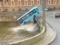 STRAŠNA NESREĆA U RUSIJI: Autobus probio ogradu i pao u rijeku, uslijedila je panična potraga za preživjelima... (VIDEO)