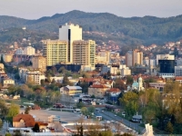 STRAVIČNE VIJESTI STIŽU IZ TUZLE: U stanu muškarca koji se sinoć ubio pronađeni mrtvi žena i dvoje djece