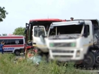 NOVI DETALJI JEZIVE NESREĆE U SRBIJI: Drogiran vozač kamiona zakucao se u autobus, ima poginulih i teško povrijeđenih (VIDEO)