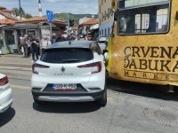 UDES NA BAŠČARŠIJI: Sudarili se tramvaj i putnički automobil (FOTO)