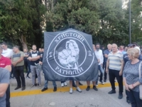 U PODGORICI OKUPLJANJE ZBOG REZOLUCIJE O GENOCIDU U SREBRENICI: Skandiraju 'izdaja, izdaja...'