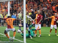 KAKVA UTAKMICA U ISTANBULU: Fenerbahce sa igračem manje savladao Galatasaray, igrači se tukli prije utakmice, prvak se odlučuje u posljednjem kolu... (VIDEO)