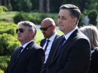 GODIŠNJICA ZLOČINA NAD TUZLANSKOM MLADOŠĆU: Položeno cvijeće u Aleji mladosti na Slanoj Banji u Tuzli (FOTO)